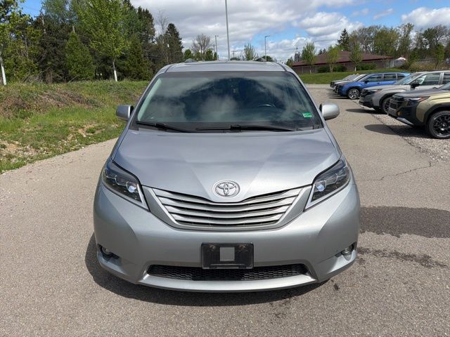 Thumbnail: 2017 Toyota Sienna - 2
