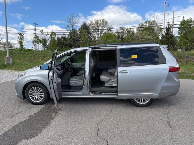 Thumbnail: 2017 Toyota Sienna - 16