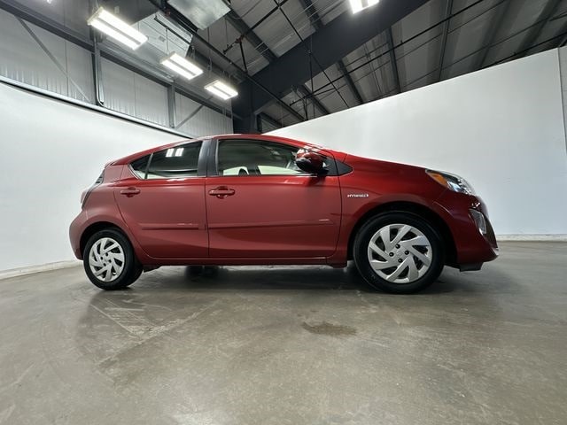 Thumbnail: 2015 Toyota Prius c - 3