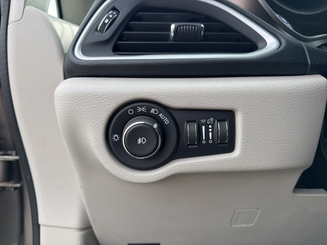 Thumbnail: 2018 Chrysler Pacifica - 25