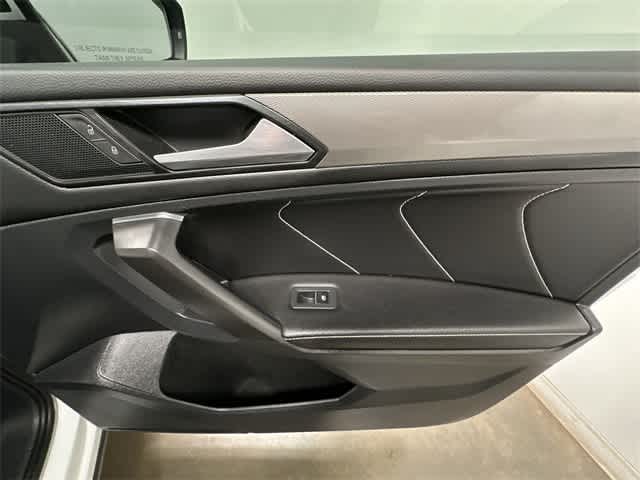 Thumbnail: 2022 Volkswagen Tiguan - 25