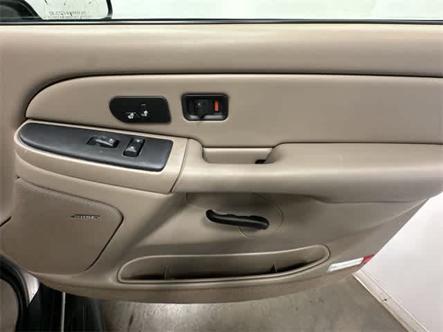 Thumbnail: 2004 Chevrolet Suburban - 19