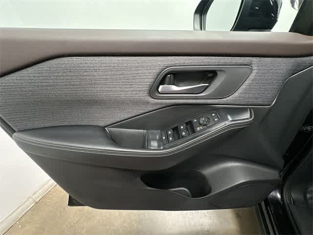 2021 Nissan Rogue SV 17