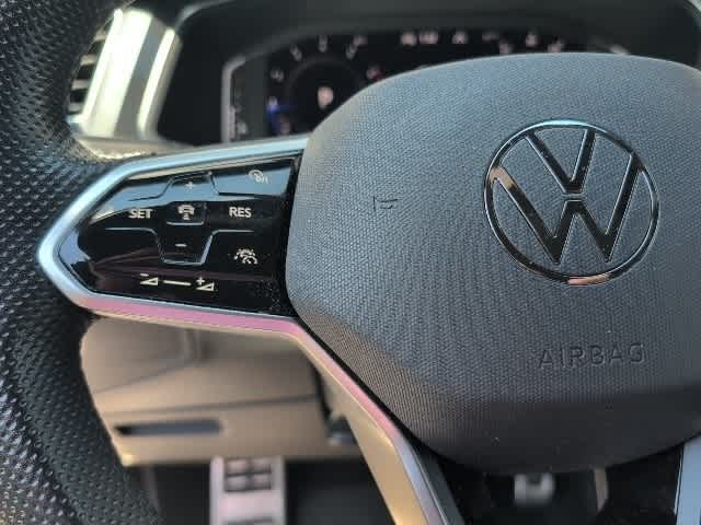 Thumbnail: 2023 Volkswagen Tiguan - 17