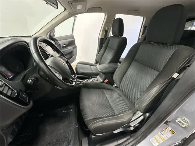 Thumbnail: 2016 Mitsubishi Outlander - 16