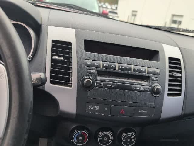 Thumbnail: 2010 Mitsubishi Outlander - 15