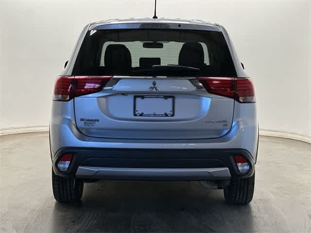 Thumbnail: 2016 Mitsubishi Outlander - 4