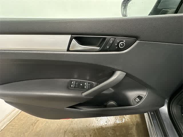 Thumbnail: 2012 Volkswagen Passat - 15