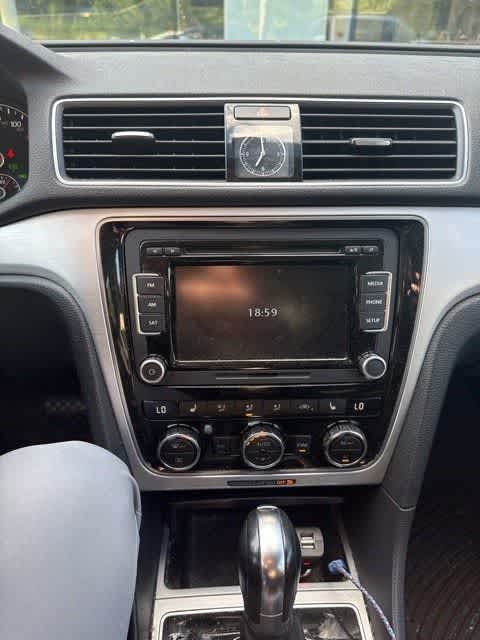 Thumbnail: 2012 Volkswagen Passat - 17