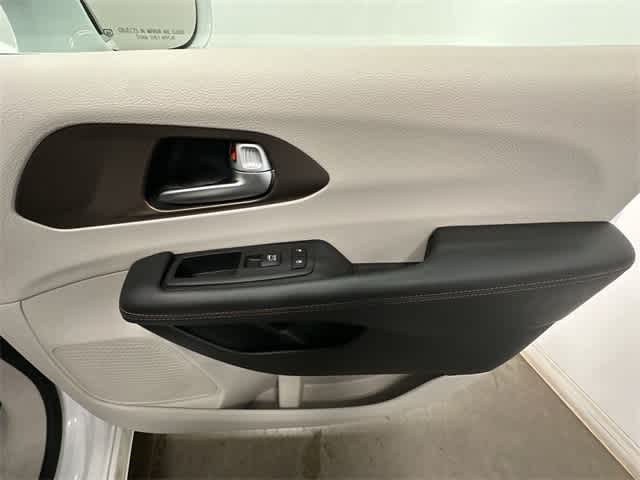 Thumbnail: 2018 Chrysler Pacifica - 24