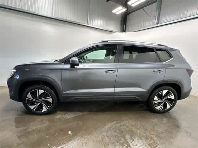 2025 Volkswagen Taos SE photo 2