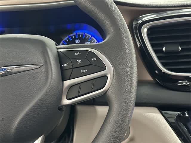 Thumbnail: 2018 Chrysler Pacifica - 9