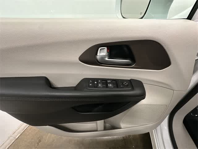 Thumbnail: 2018 Chrysler Pacifica - 18