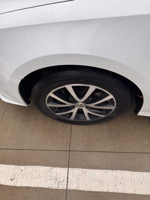 Thumbnail: 2017 Volkswagen Jetta - 9