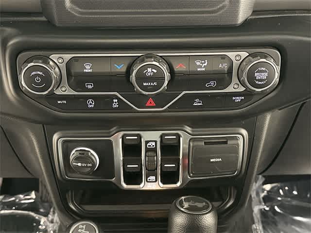 Thumbnail: 2022 Jeep Wrangler - 15