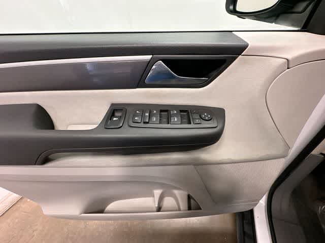 Thumbnail: 2013 Volkswagen Routan - 10