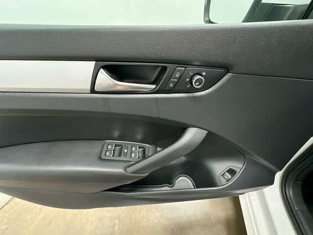 Thumbnail: 2013 Volkswagen Passat - 15