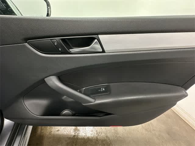 Thumbnail: 2012 Volkswagen Passat - 20