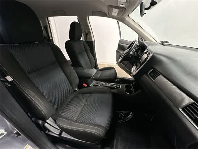 Thumbnail: 2016 Mitsubishi Outlander - 21