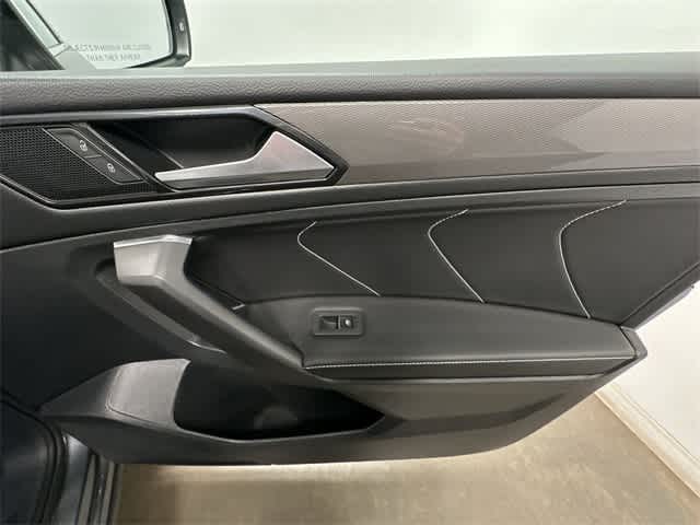 Thumbnail: 2022 Volkswagen Tiguan - 24