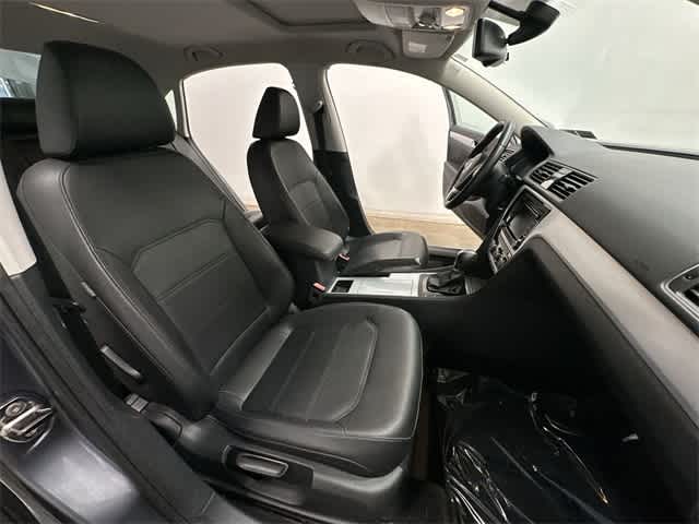 Thumbnail: 2012 Volkswagen Passat - 19