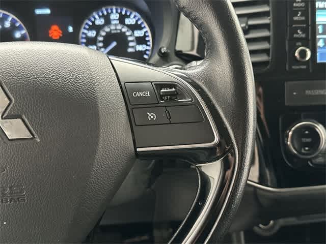 Thumbnail: 2016 Mitsubishi Outlander - 9