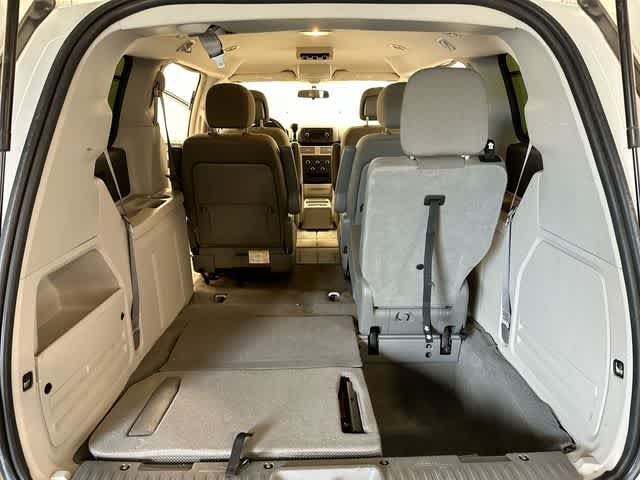 Thumbnail: 2013 Volkswagen Routan - 18