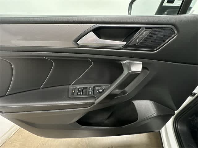 Thumbnail: 2022 Volkswagen Tiguan - 19