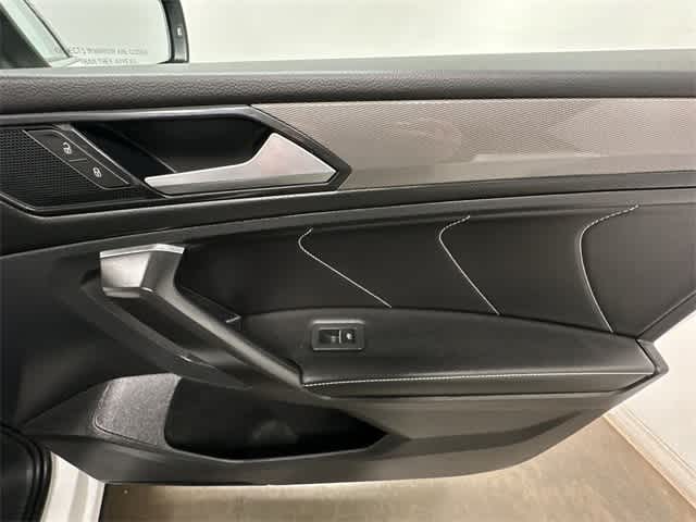 Thumbnail: 2022 Volkswagen Tiguan - 24