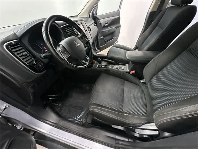 Thumbnail: 2016 Mitsubishi Outlander - 15