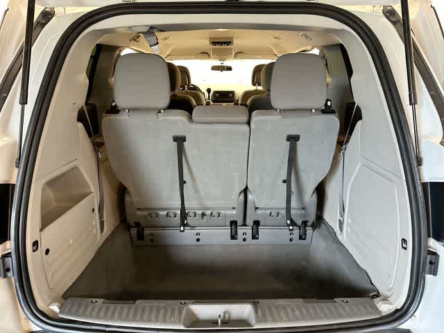 Thumbnail: 2013 Volkswagen Routan - 17