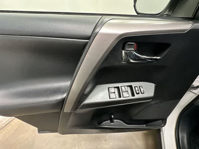 Thumbnail: 2018 Toyota RAV4 - 18