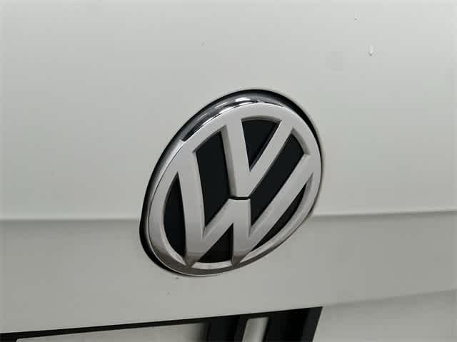 Thumbnail: 2015 Volkswagen e-Golf - 26