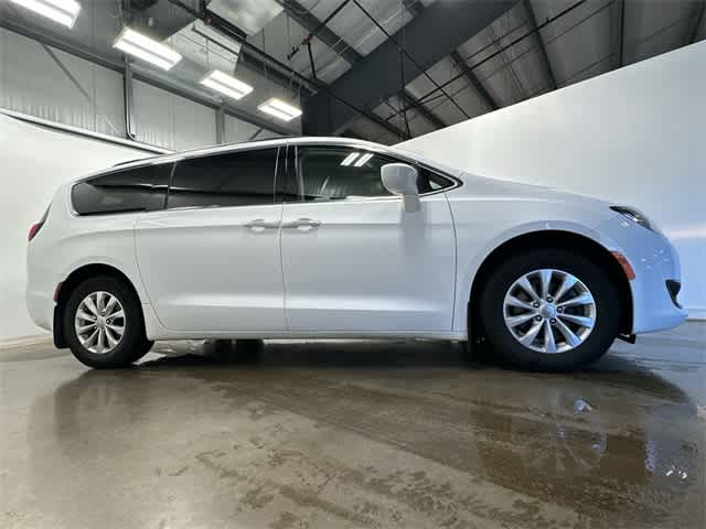 Thumbnail: 2018 Chrysler Pacifica - 3
