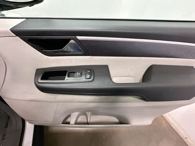 Thumbnail: 2013 Volkswagen Routan - 15