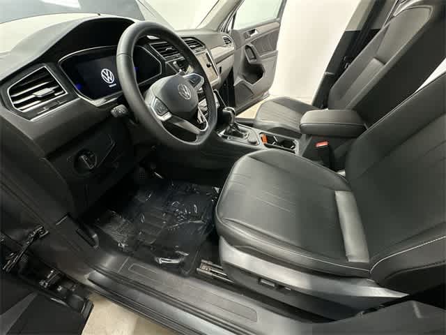 Thumbnail: 2022 Volkswagen Tiguan - 17