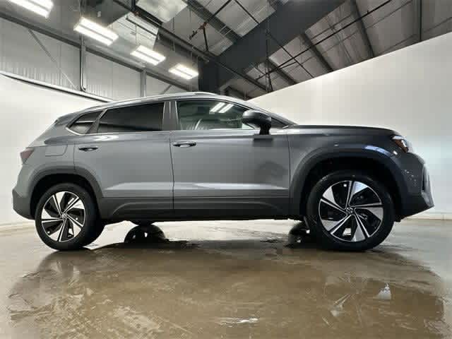2025 Volkswagen Taos SE photo 3