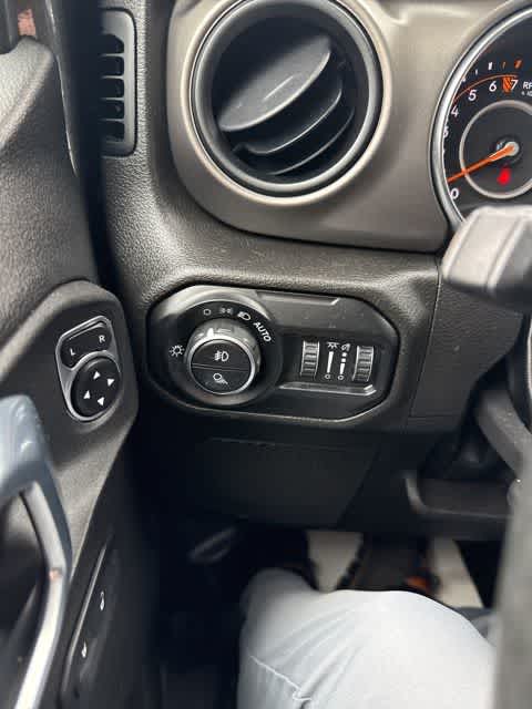 Thumbnail: 2022 Jeep Gladiator - 17