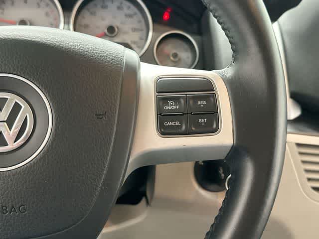 Thumbnail: 2013 Volkswagen Routan - 6