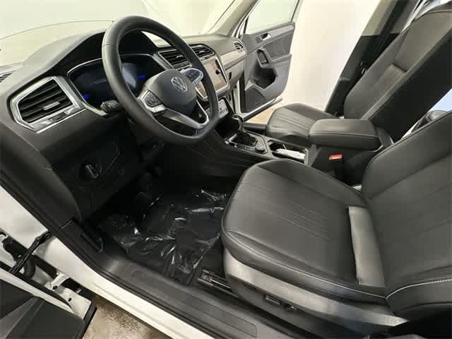 Thumbnail: 2023 Volkswagen Tiguan - 16