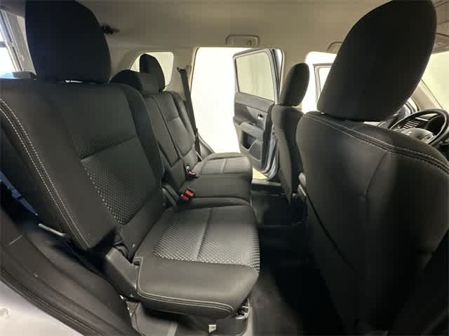 Thumbnail: 2016 Mitsubishi Outlander - 23