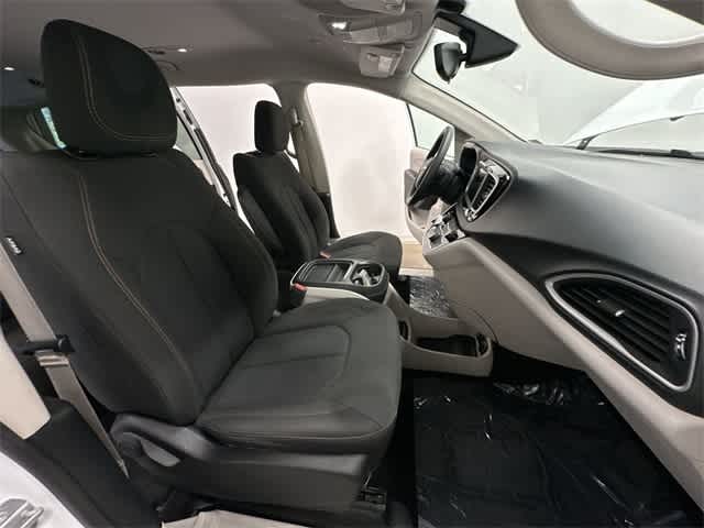 Thumbnail: 2018 Chrysler Pacifica - 23