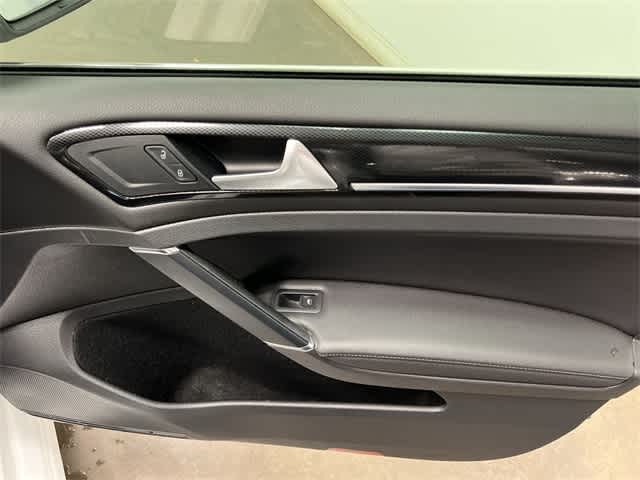 Thumbnail: 2015 Volkswagen e-Golf - 23