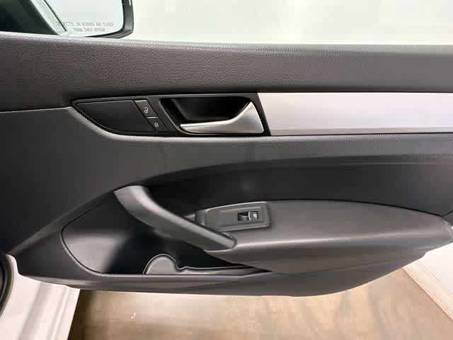 Thumbnail: 2013 Volkswagen Passat - 20
