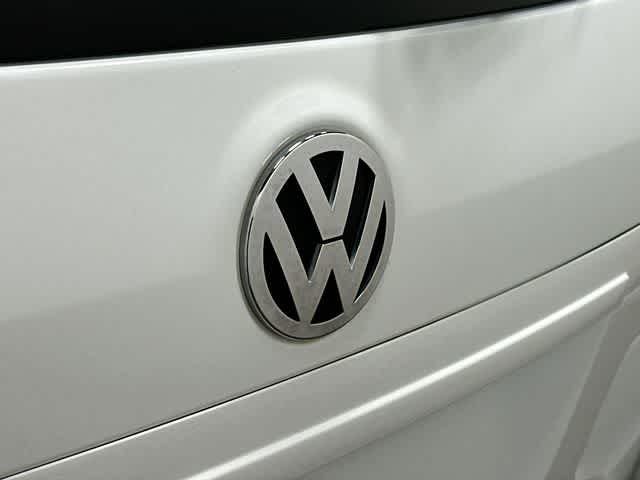 Thumbnail: 2013 Volkswagen Routan - 21