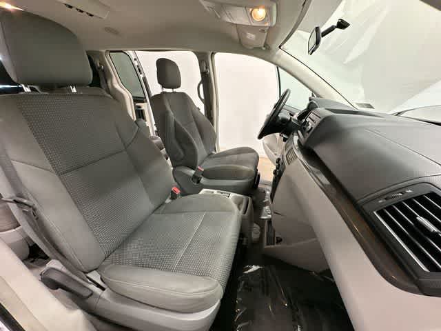 Thumbnail: 2013 Volkswagen Routan - 14
