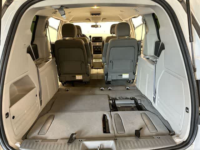 Thumbnail: 2013 Volkswagen Routan - 19