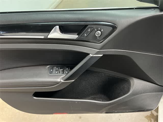 Thumbnail: 2015 Volkswagen e-Golf - 18