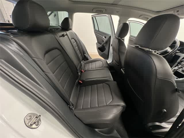 Thumbnail: 2015 Volkswagen e-Golf - 24