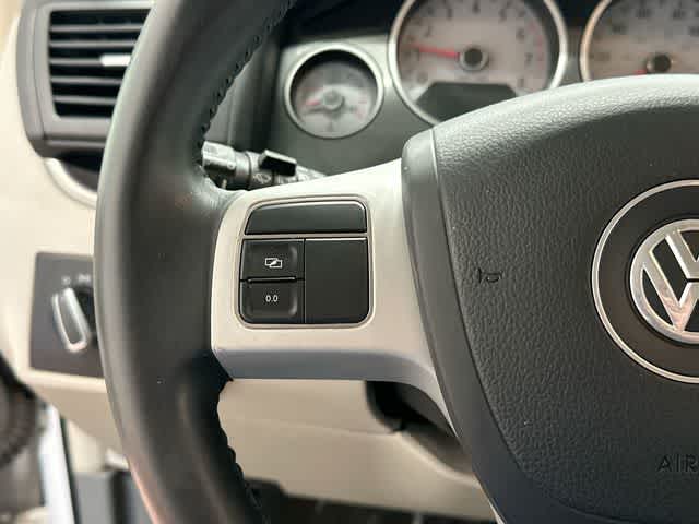 Thumbnail: 2013 Volkswagen Routan - 5